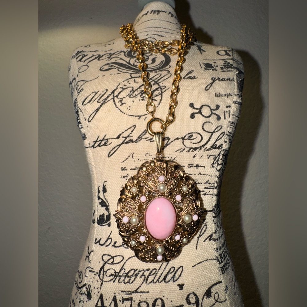 Avon Queen Anne's lace pendant necklace, vintage 1974, Victorian revival